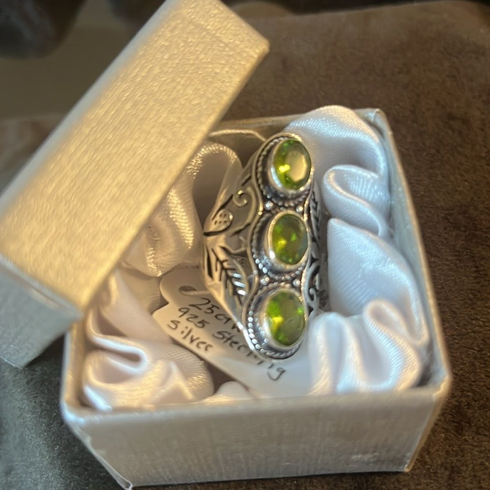 Gorgeous 3 Stone Floral Peridot Ring in Sterling Silver Sz 6 - Picture 9 of 10